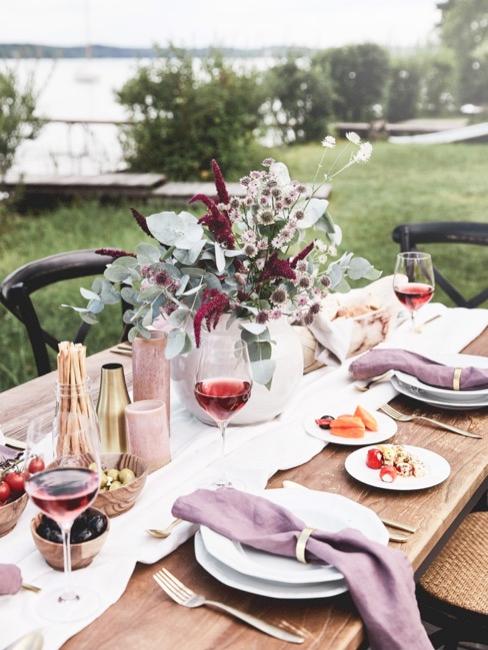 Tischdeko Geburstag Gedeckter Esstisch im freien mit lila Accessoires