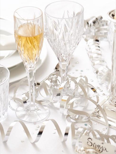 Silvester Deko Nahaufnahme Sektglas auf weißes Tisch mit silber Deko