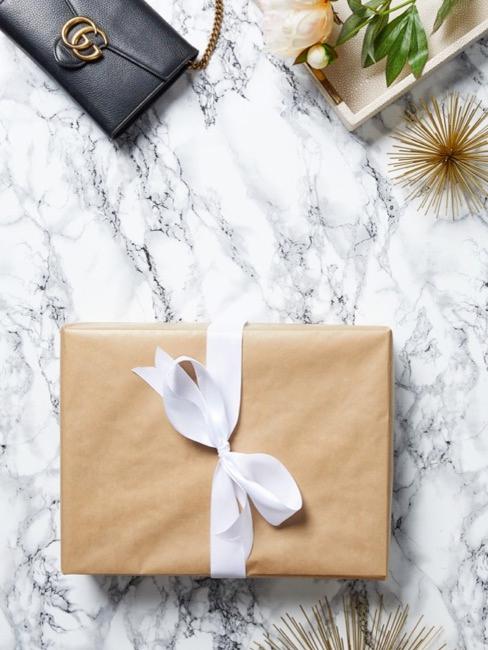 papel de envolver un regalo envuelto en un papel de envolver de color natural con una cinta decorativa