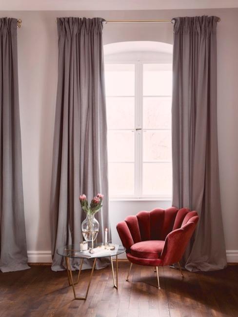 Cortinas Como colgar cortinas, salón con sillon rojo