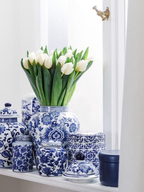 Tibor Tibores asiáticos en tonos azules con tulipanes blancos