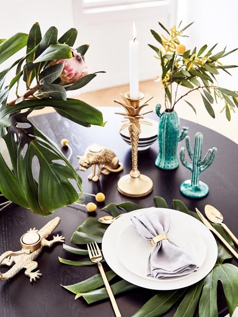 Kaktus Vase Gedeckter Esstisch mit Kaktus Vase