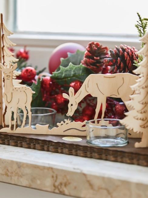 Adventsdeko in Rot Grün Adventsdeko mit Zweigen, roten Christbaumkugeln und Holzfiguren