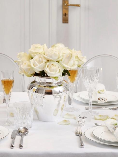 Blumen Tischdeko Hochzeit Blumen Tischdeko zur Hochzeit mit weißen Rosen und festlich gedecktem Tisch in Weiß