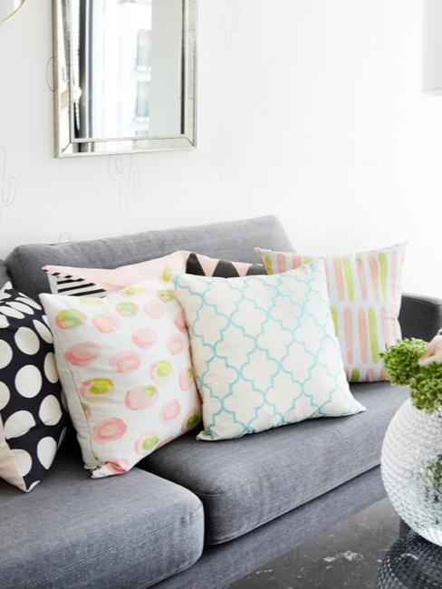 Decoración de primavera sofá con cojines de colores