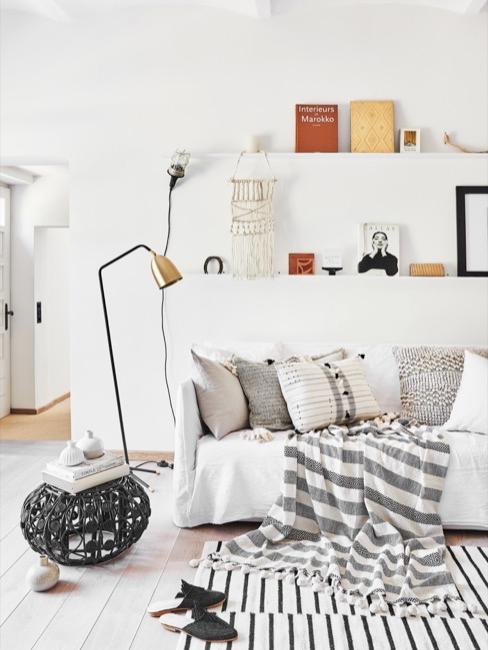 Organización de estanterias Comedor blanco con estanterias y libros
