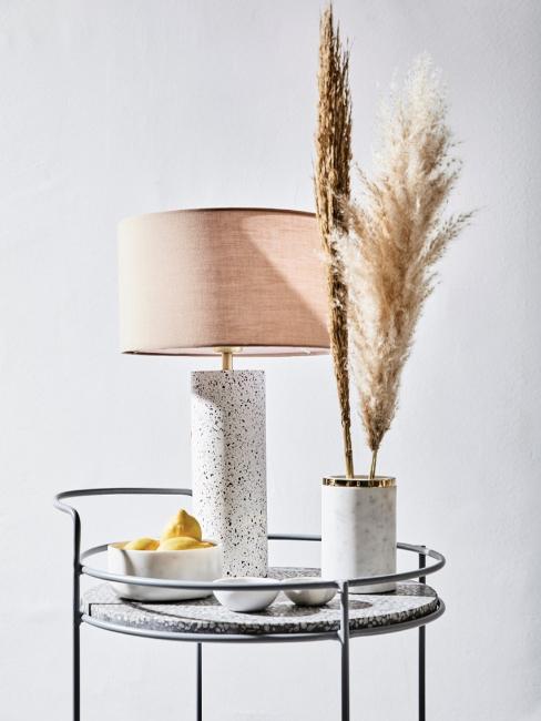 Dekorieren Beistelltisch mit Deko Vase, Lampe und Schalen