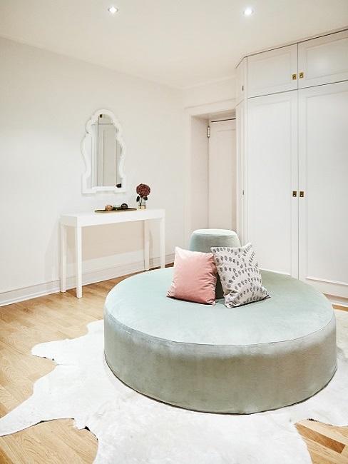 Ankleidezimmer Ideen Ankleidezimmer mit großem Pouf in der Mitte
