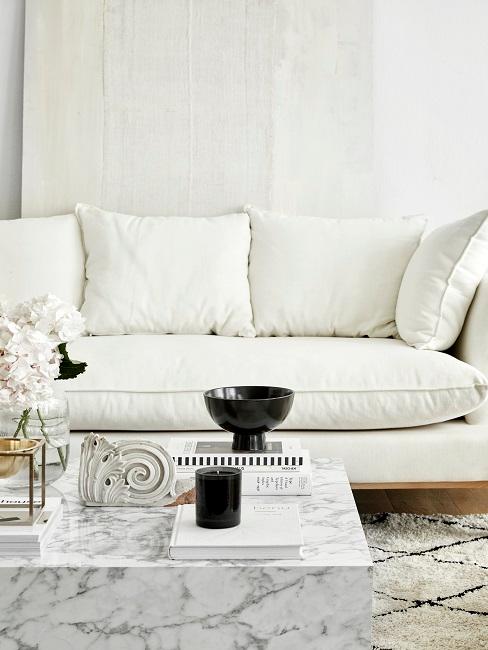 Einrichtungsfehler Weißes Sofa im Wohnzimmer mit einem Couchtisch in Marmoroptik