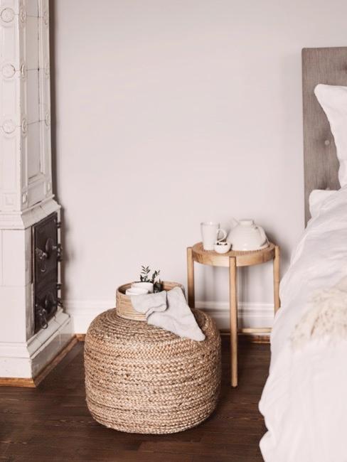 Astuces-Deco-Banner Pouf en rotin et petite table de chevet en bois avec une théière au dessus et un lit à côté