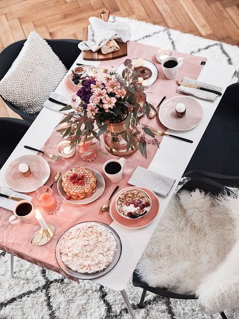 Set da tavola per la prima colazione con piatti, ciotola, posate, tazze e bicchieri