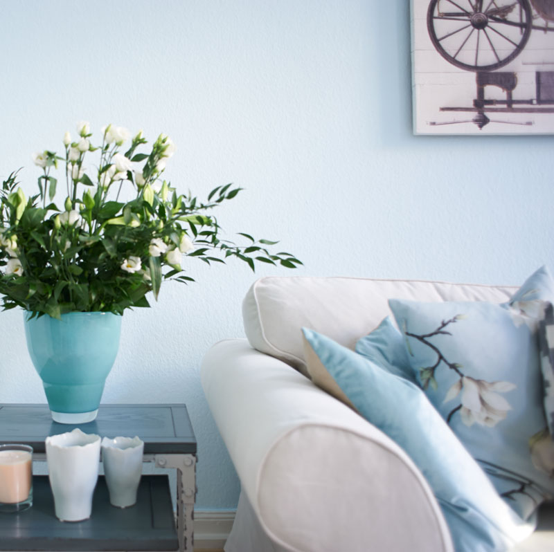 Cosy Nordic Blumenvase Sofa Kerzen