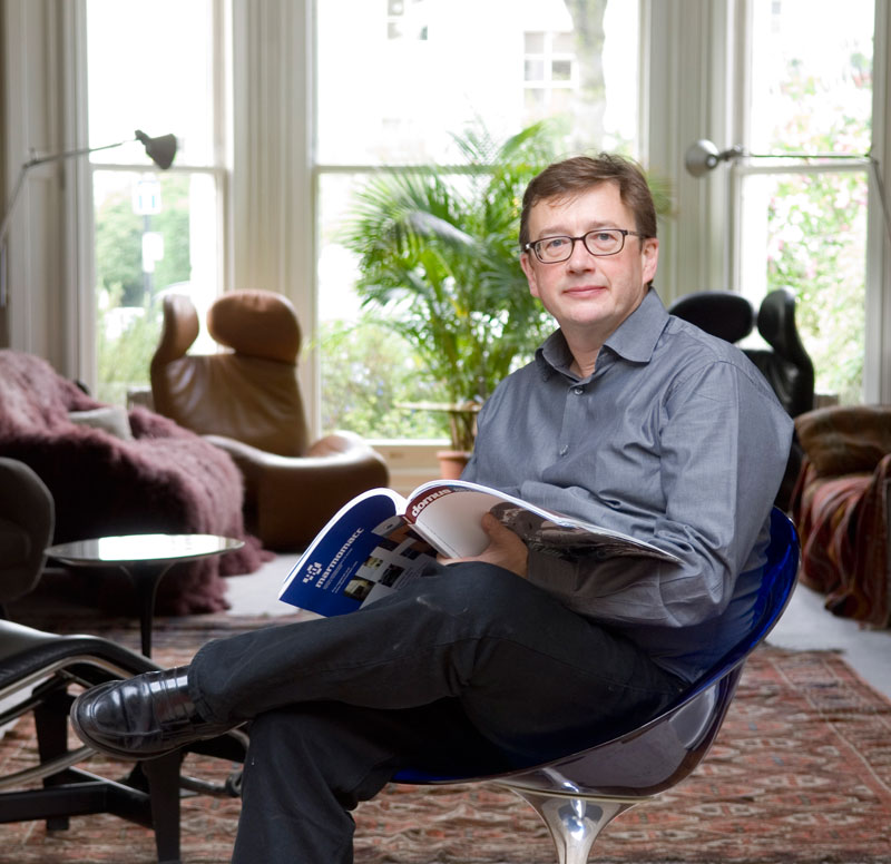 Sebastian Conran Porträt auf Stuhl