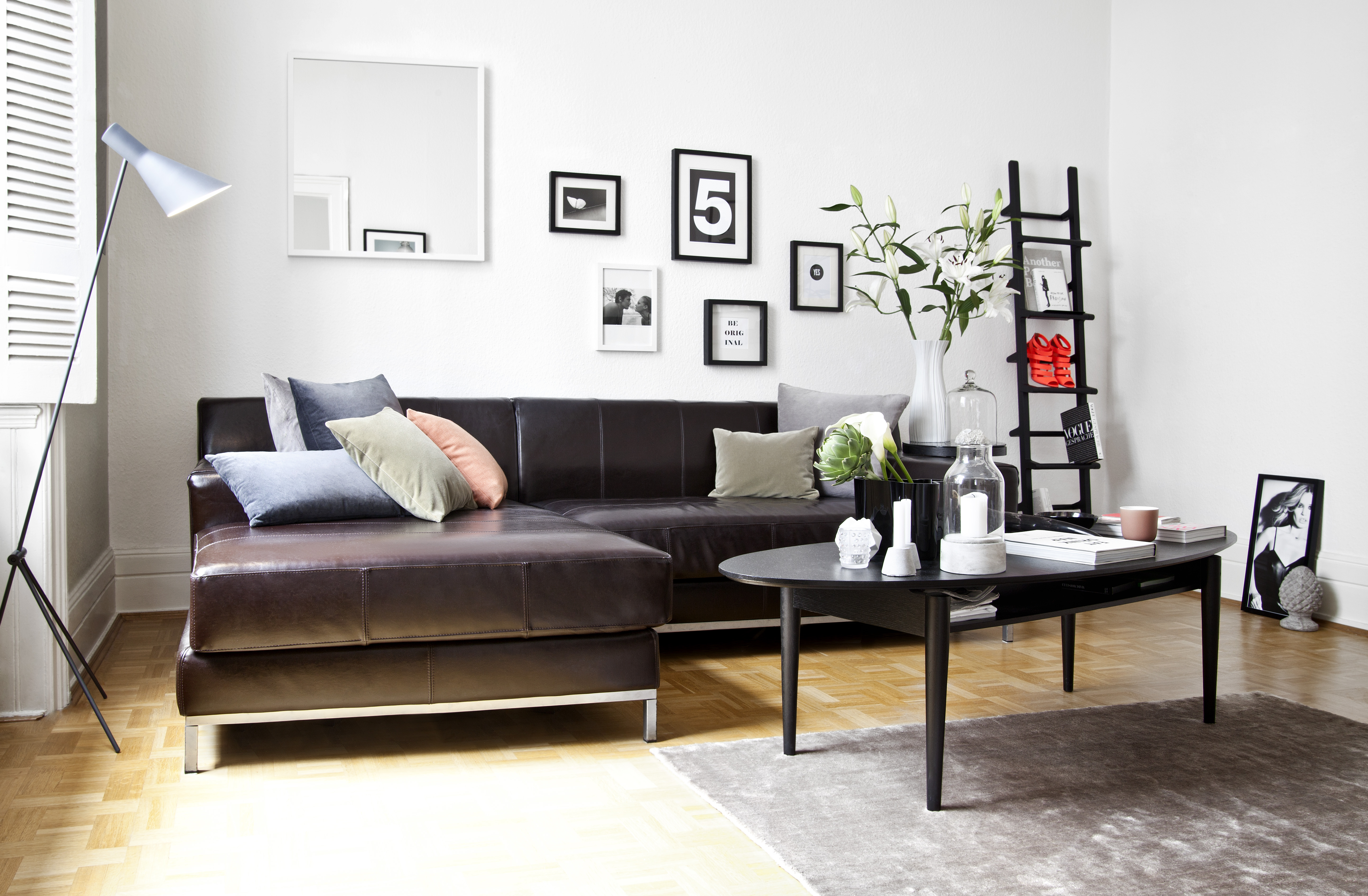 černobílý interiér minimalistický obývací pokoj