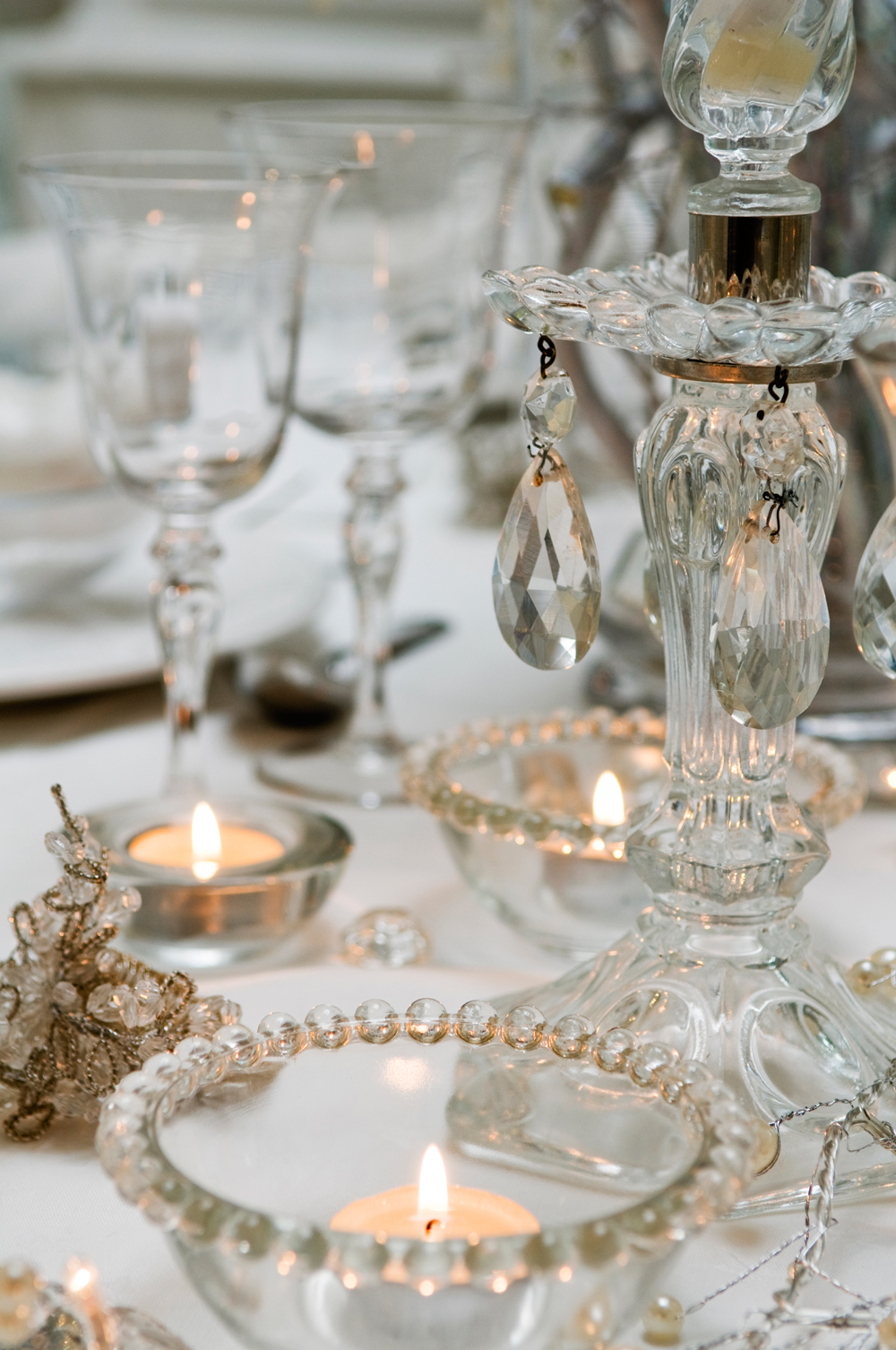 Details gedeckter Weihnachtstisch