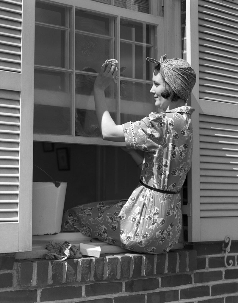 Der grosse Frühjahrsputz Frau putzt Fenster