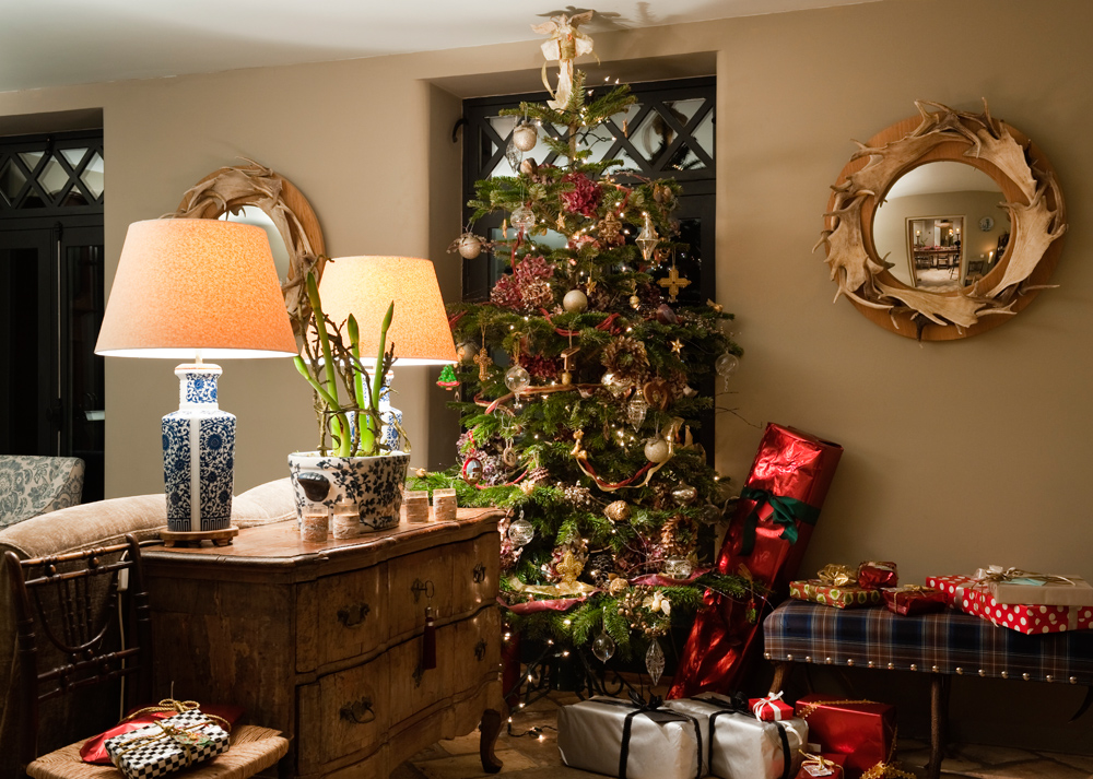Christmas in Great Britain Keeper's cottage Tanne
