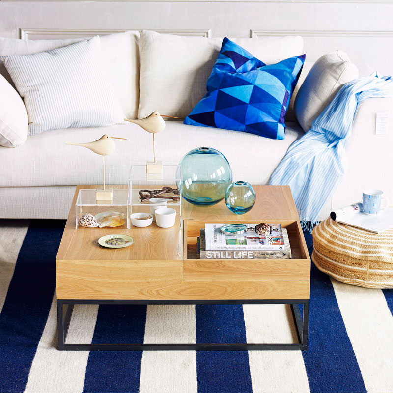 Trendfarbe Blau Sofa mit Teppich in Blau