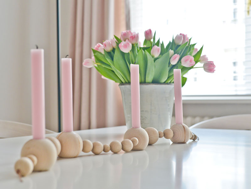 pudertöne blumen am tisch