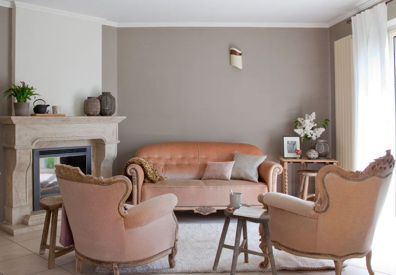 Pudertöne Wohnzimmer mit Sofa und Sessel