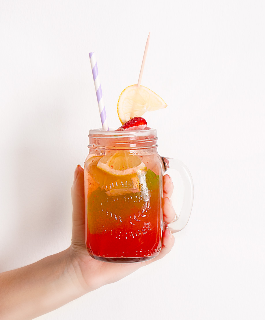 westwing-erdbeerlimonade-mit-strohhalm