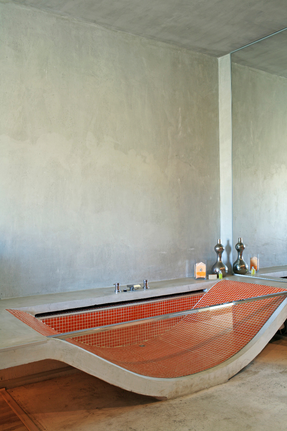 westwing-beton-badewanne-mit-glas