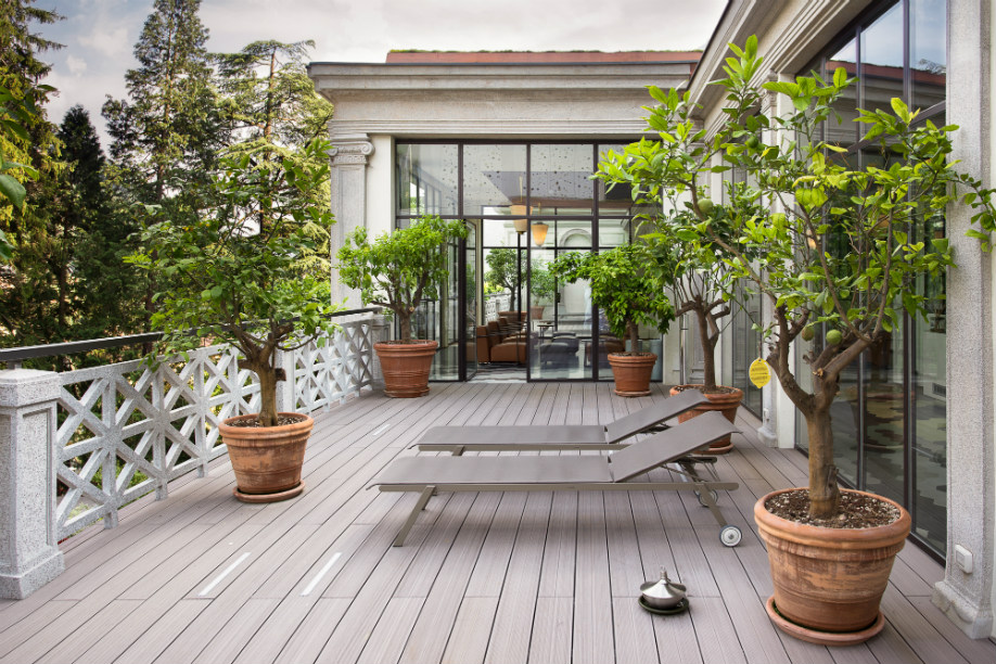 westwing-urbaner-garten-terrasse-mit-liegen