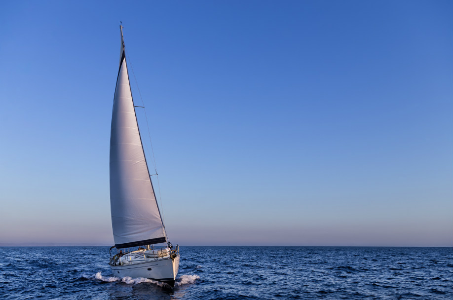 westwing-ein-tag-auf-dem-boot-segelboot-im-meer