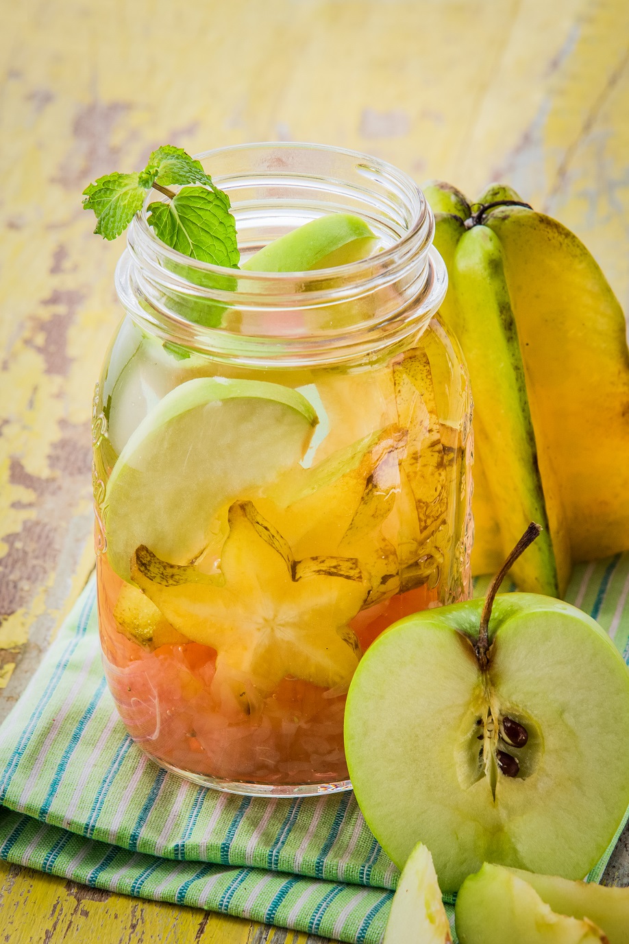 westwing-flavoured-water-apfel-sternfrucht