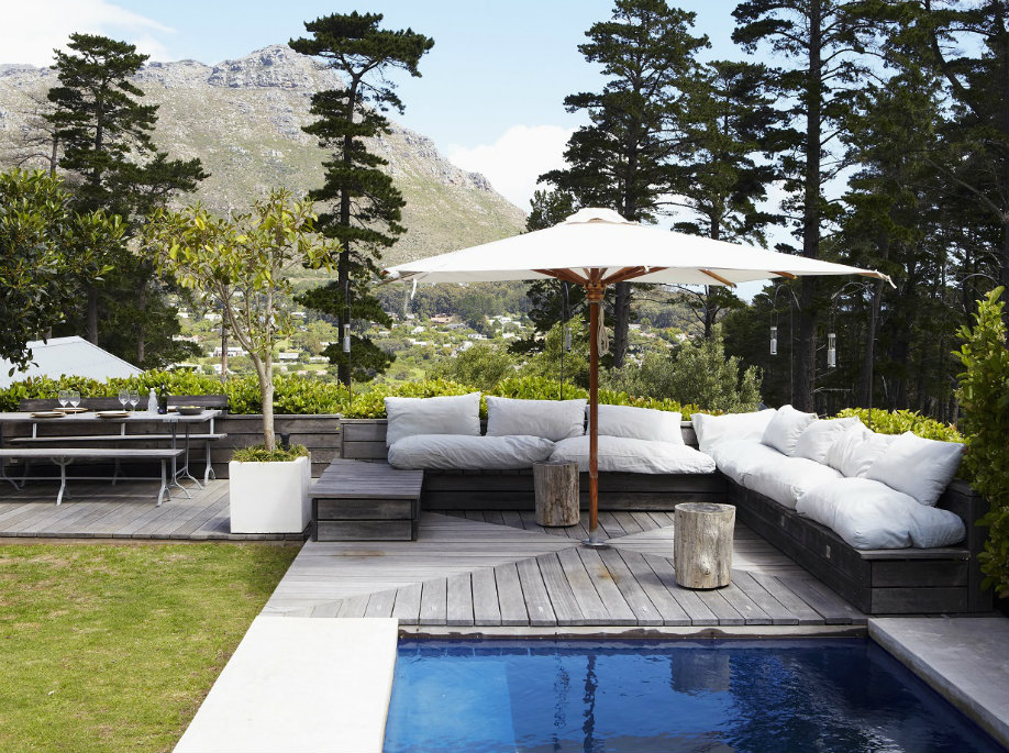 westwing-swimmingpool-couch-weiss