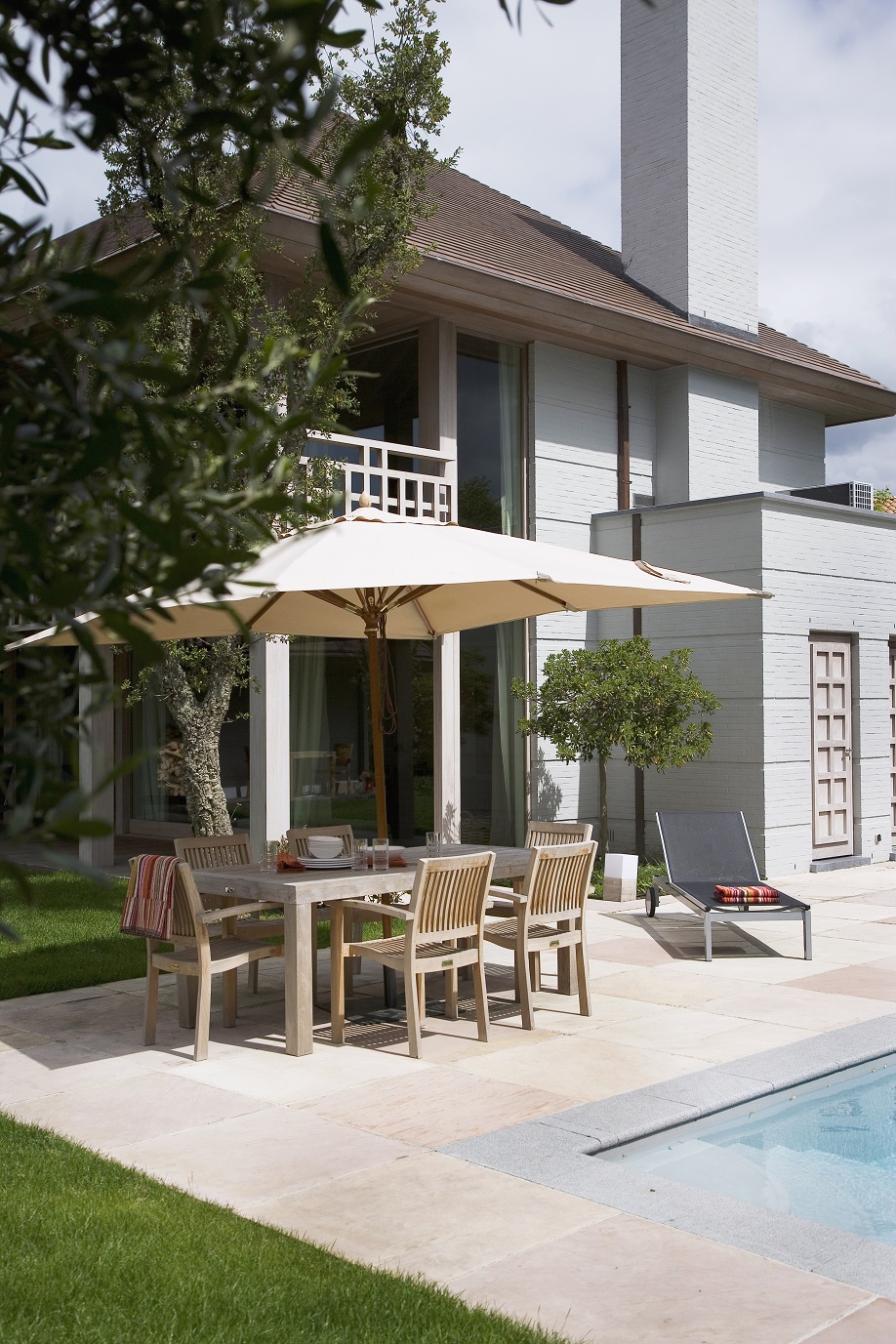 westwing-swimmingpool-esstisch
