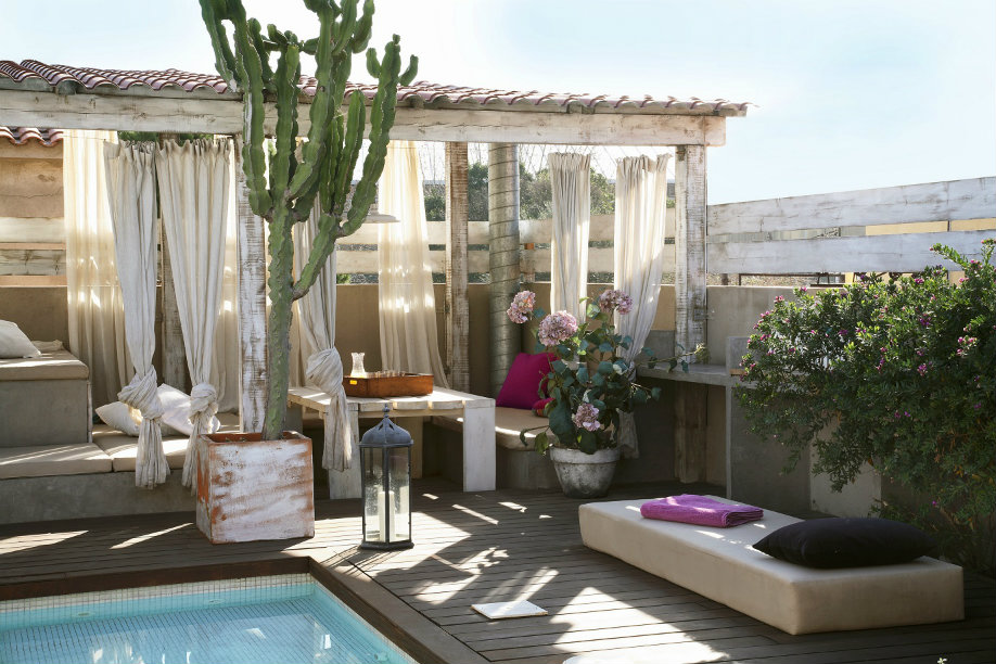 westwing-swimmingpool-lounge-weiss