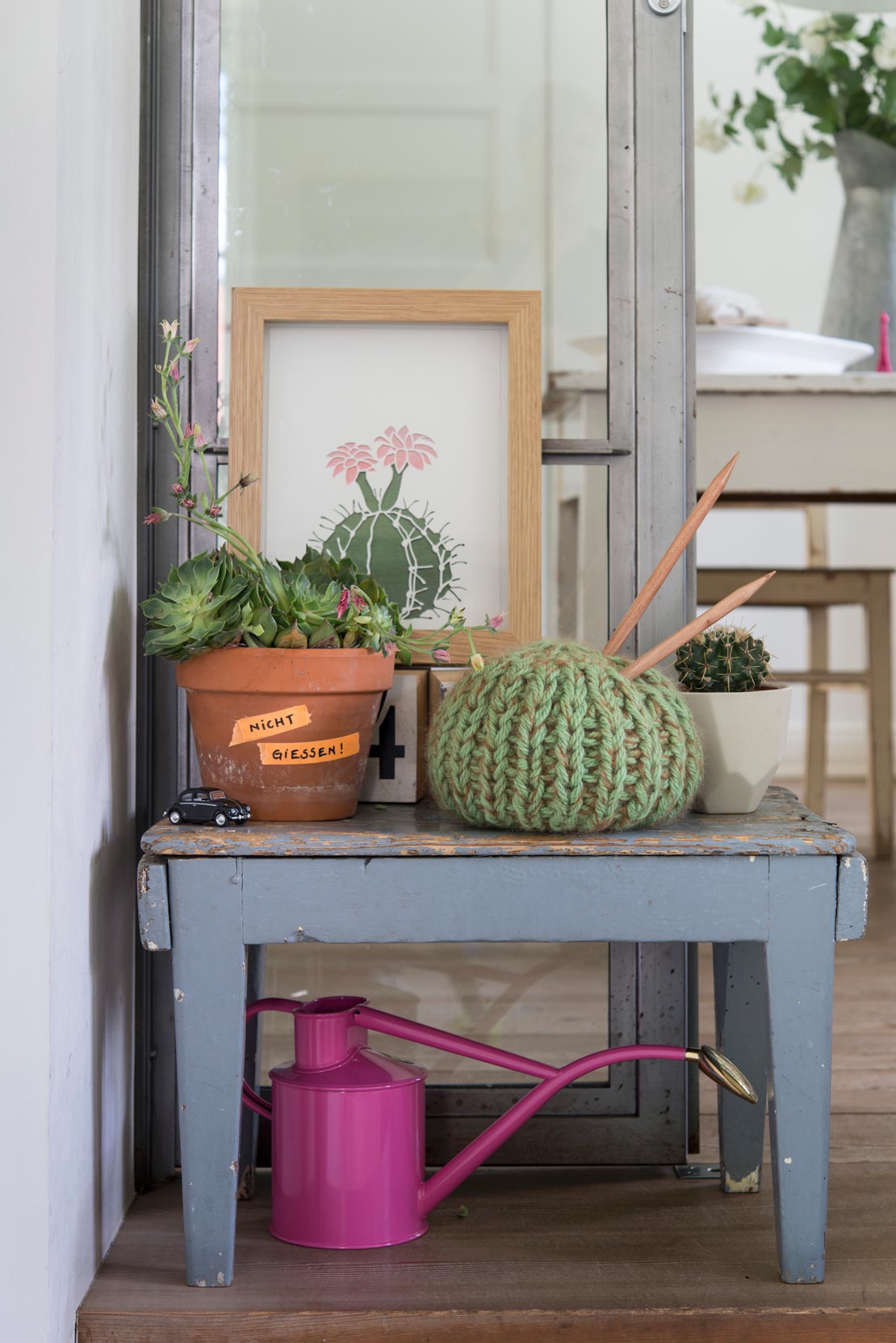 westwing-kinfolk-hocker-mit-kakteen