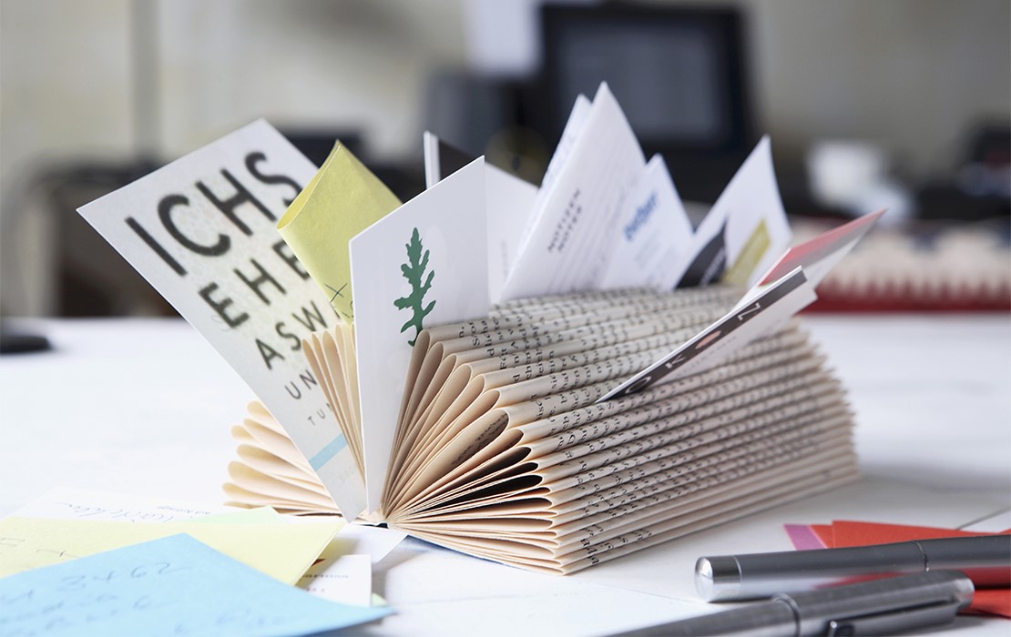 westwing-deko-mit-buechern-notizbuch-diy