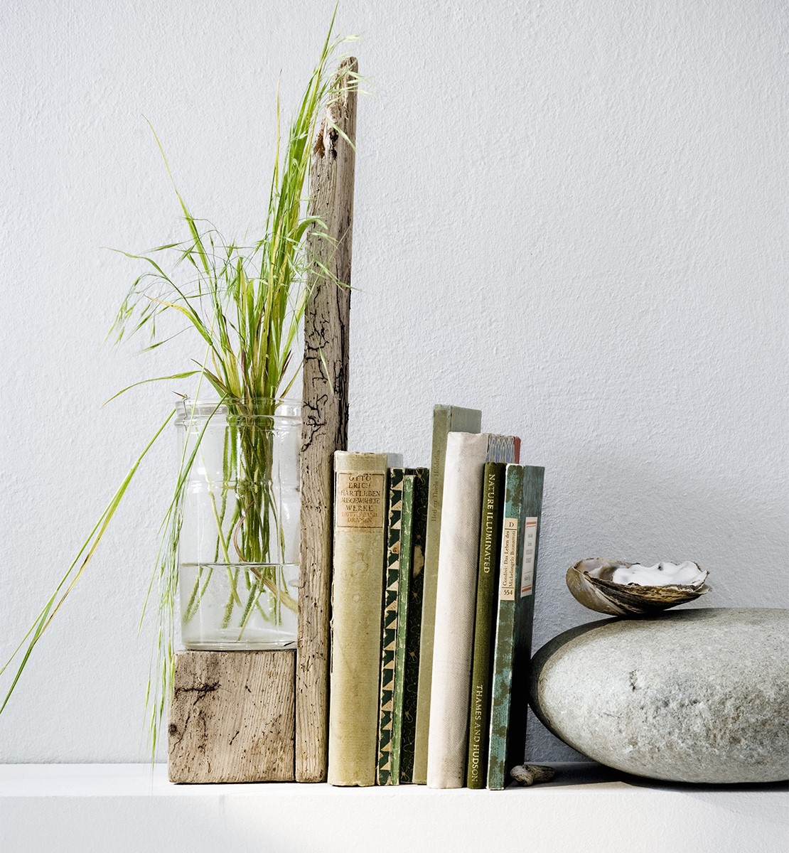 westwing-deko-mit-buechern-vase-und-pflanze