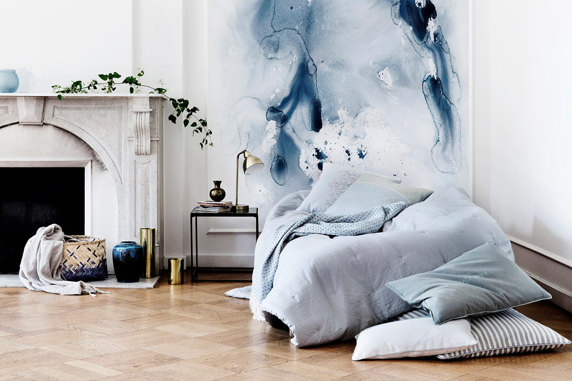westwing-wasserfarben-trend-schlafzimmerwand-blau