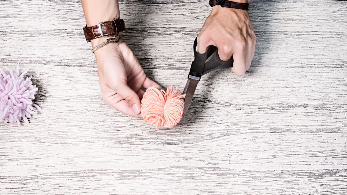 Westwing-DIY-Pompom-Korb-zuschneiden