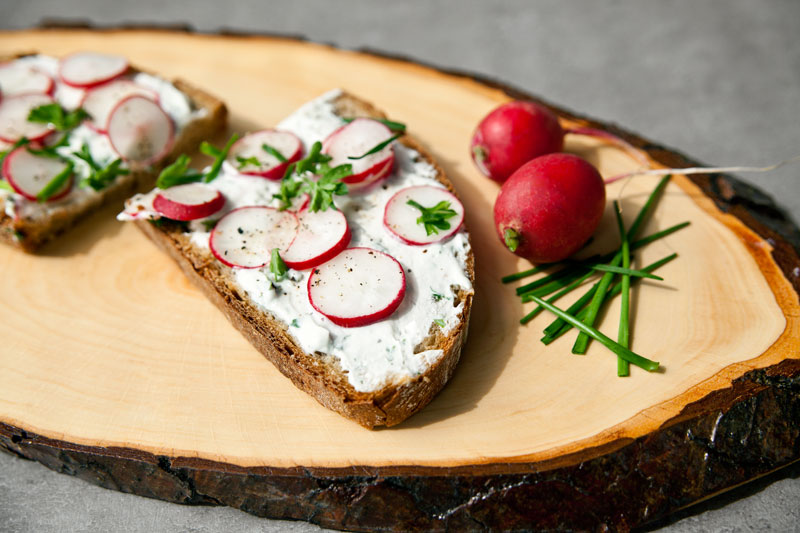 Westwing Rezepte Bauernbrot mit Kräuterquark