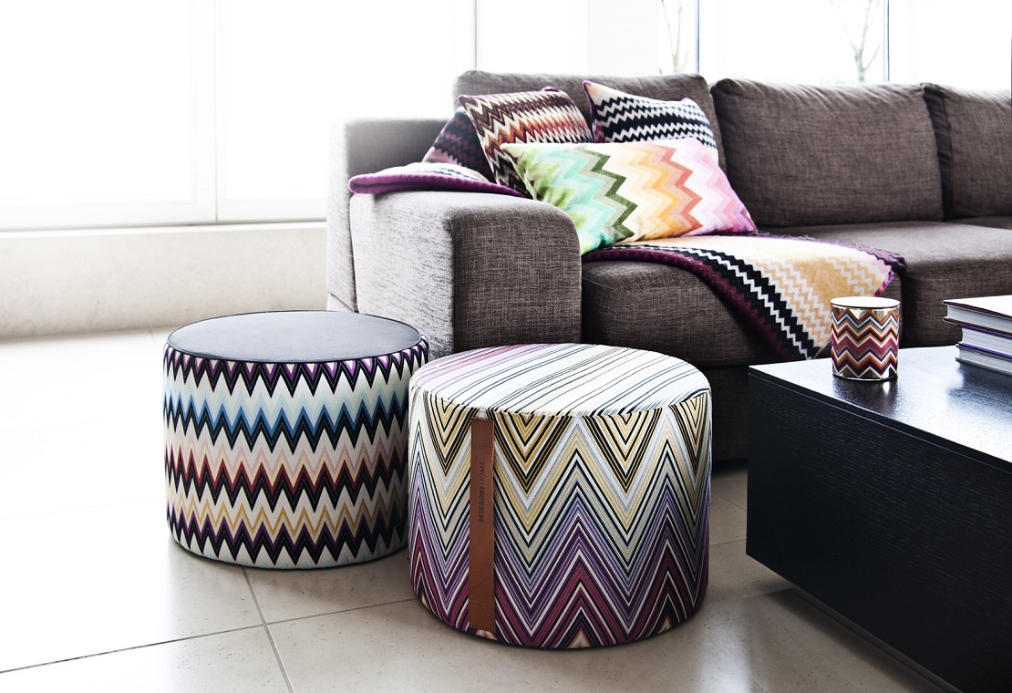 pouf-mit-bunten-mustern