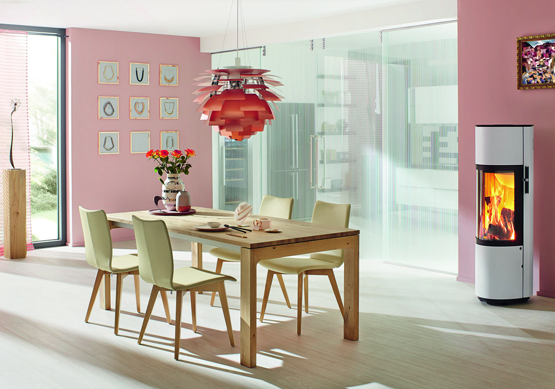 huelsta-essbereich-mit-rosa-wand
