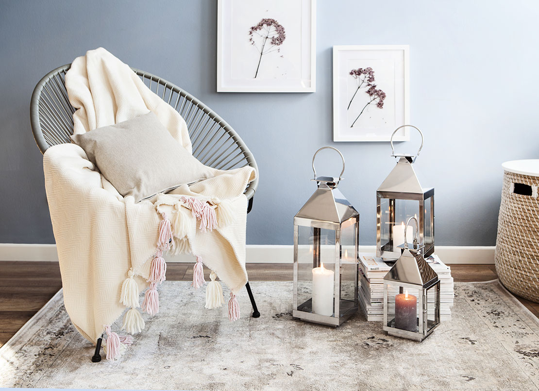 diy-tassel-decke-auf-stuhl-mit-laternen