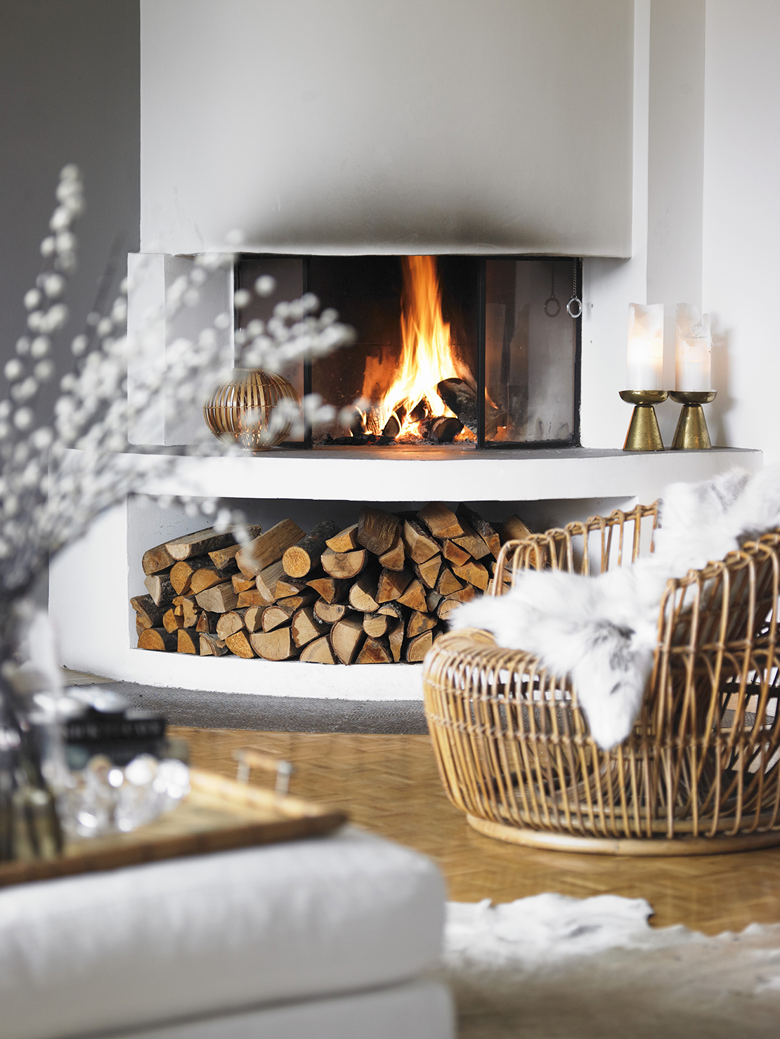 herbstgefuehle-wohnzimmer-mit-feuerstelle-und-fell