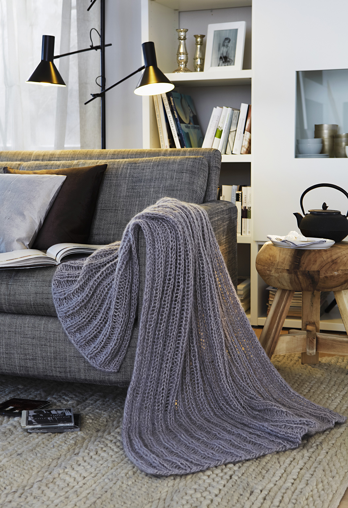 herbstgefuele-couch-mit-decke-in-grau
