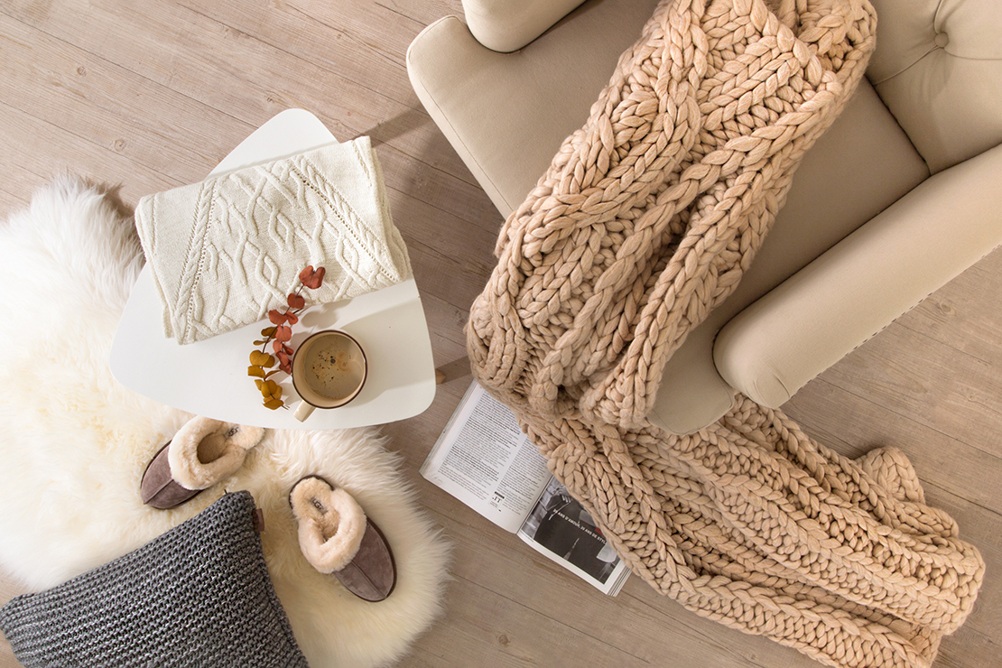 kuscheldecke-aus-strick- in-beige