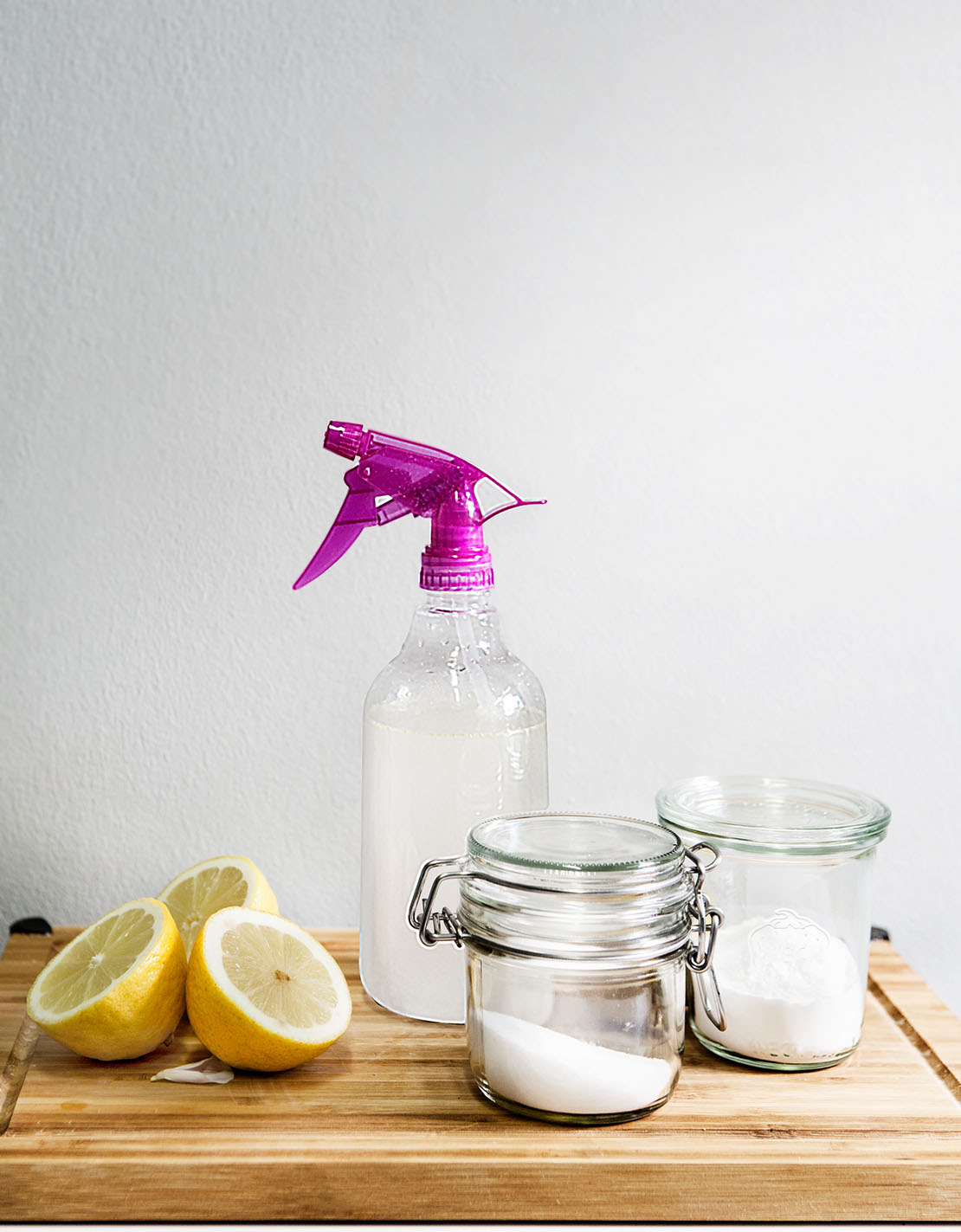 natuerliche-reinigungsmittel-und-zitronen