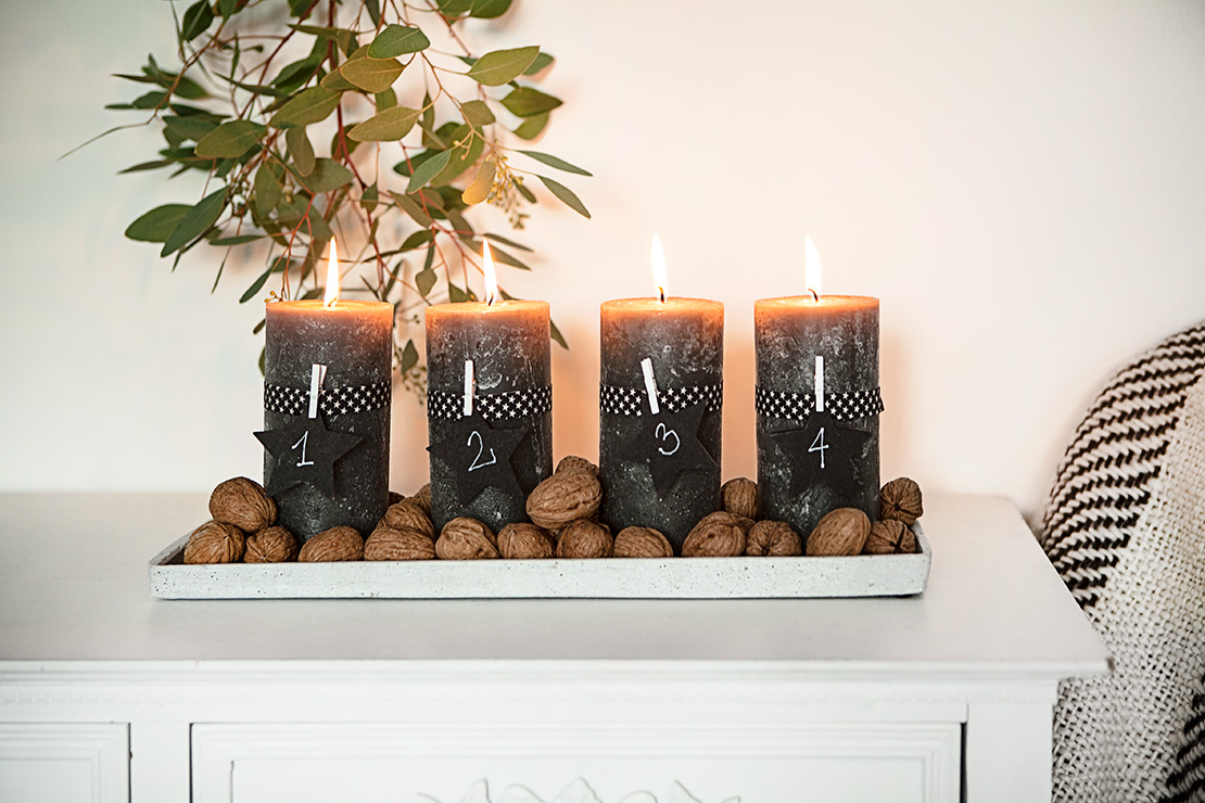 weihnachtstipps-adventskranz-auf-tablett