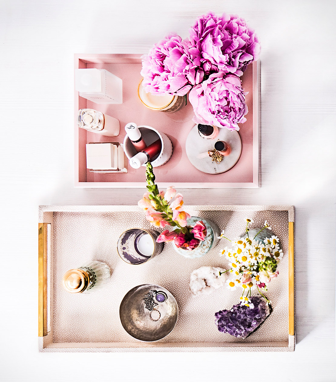 stillleben-mit-tablets-und-blumen