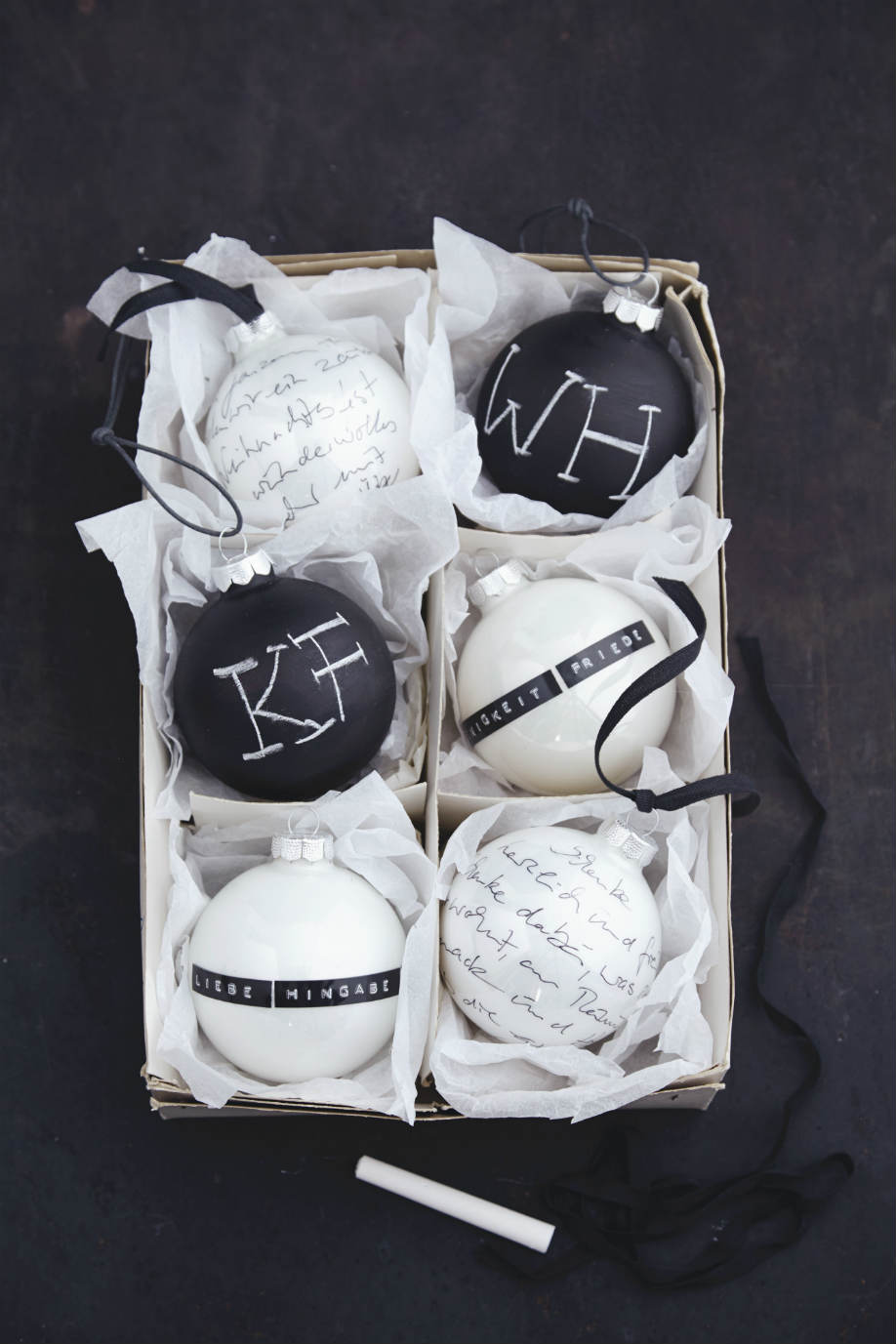 westwing-christbaum-kugeln-schwarz