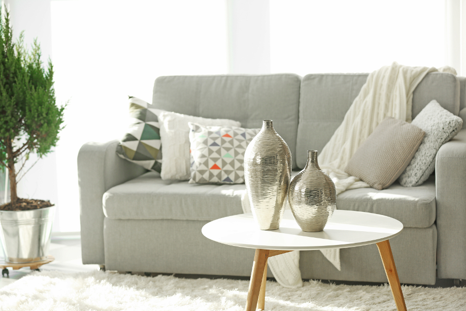 westwing-silber-couch-grau