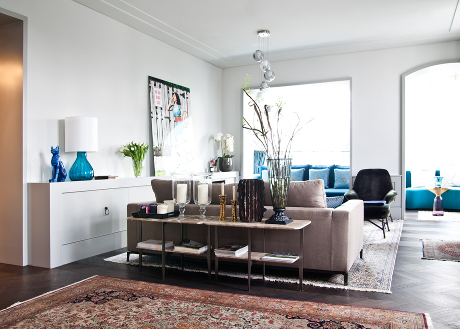 westwing_hausbesuch-jasmin-taylor-wohnzimmer-von-hinten
